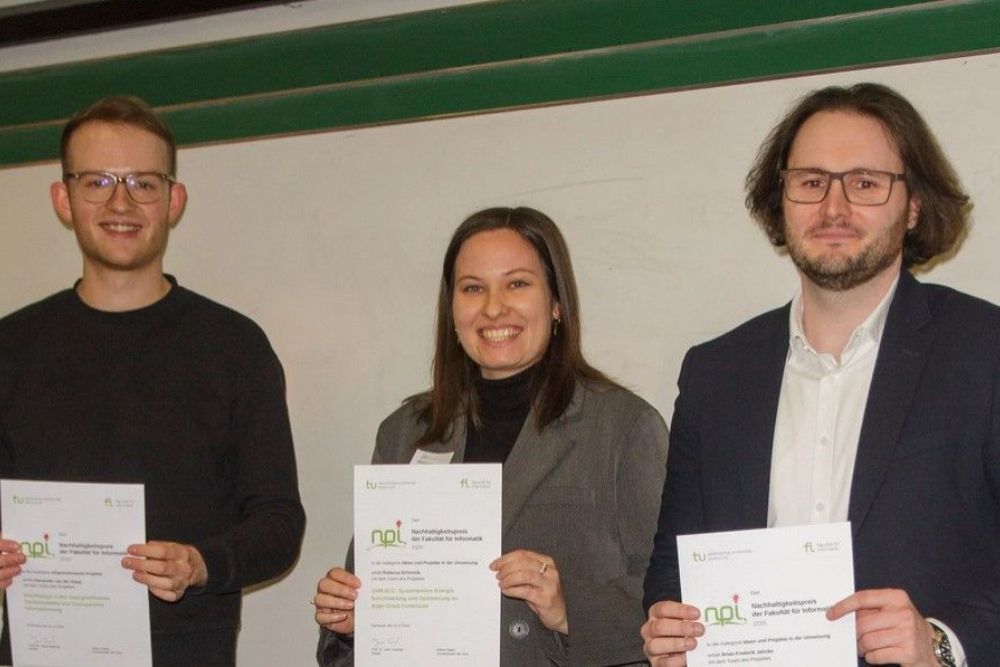 Image: researchers holding certificates after receiving the TU Dortmund Sustainability Award for a project on energy-efficient large language models.