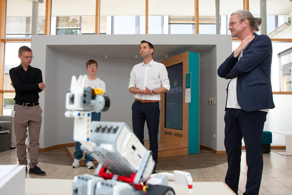 Jonathan Grunwald MdL (3rd from Jonathan Grunwald MdL (3rd from left), accompanied by office manager Michael Müller (left) and intern Jakub Nosek (2nd from left), learns about research at the Lamarr Institute in the presence of Prof. Dr. Christian Bauckhage (right) and other Lamarr scientists.