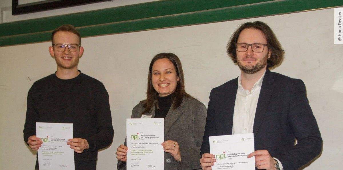 Image: researchers holding certificates after receiving the TU Dortmund Sustainability Award for a project on energy-efficient large language models.