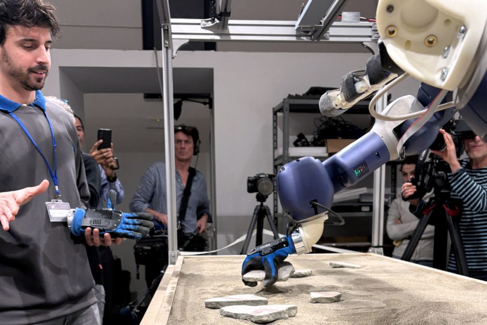 Bimanual RePAIR robot manipulating archaeological fresco fragments as researchers demonstrate AI-driven reconstruction technology in Pompeii